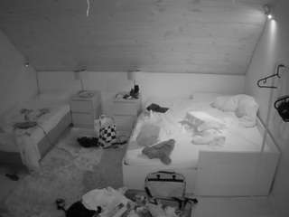 voyeurcam-julmodels-whitebed-2