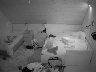 voyeurcam-julmodels-whitebed-2