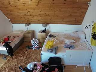 voyeurcam-julmodels-whitebed-2