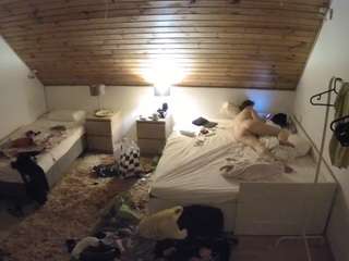 voyeurcam-julmodels-whitebed-2