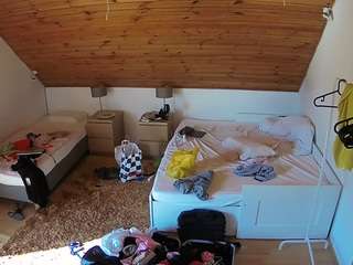 voyeurcam-julmodels-whitebed-2
