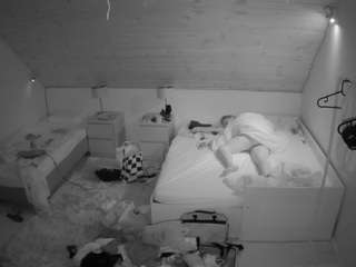 voyeurcam-julmodels-whitebed-2