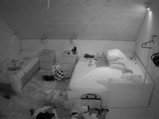 voyeurcam-julmodels-whitebed-2