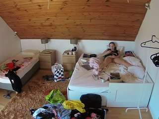 voyeurcam-julmodels-whitebed-2
