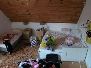 voyeurcam-julmodels-whitebed-2
