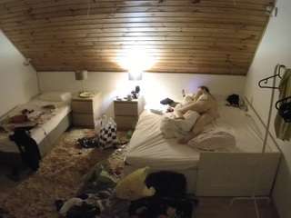 voyeurcam-julmodels-whitebed-2