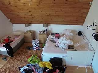 voyeurcam-julmodels-whitebed-2