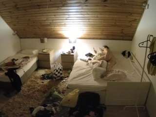 voyeurcam-julmodels-whitebed-2
