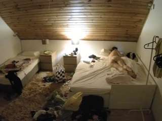 voyeurcam-julmodels-whitebed-2