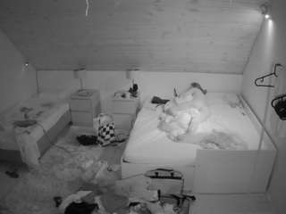 voyeurcam-julmodels-whitebed-2
