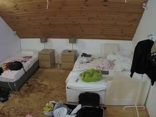 voyeurcam-julmodels-whitebed-2