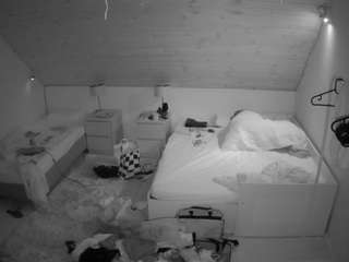 voyeurcam-julmodels-whitebed-2