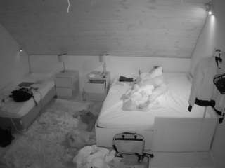 voyeurcam-julmodels-whitebed-2
