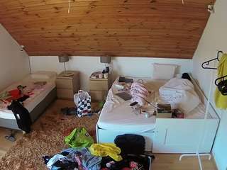 voyeurcam-julmodels-whitebed-2
