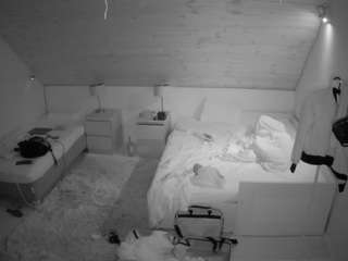 voyeurcam-julmodels-whitebed-2