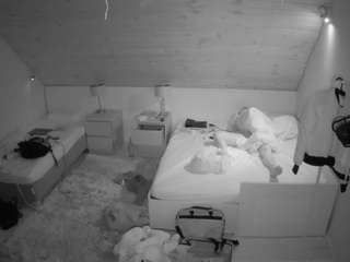 voyeurcam-julmodels-whitebed-2