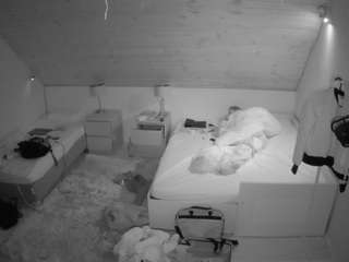 voyeurcam-julmodels-whitebed-2