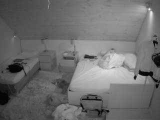 voyeurcam-julmodels-whitebed-2