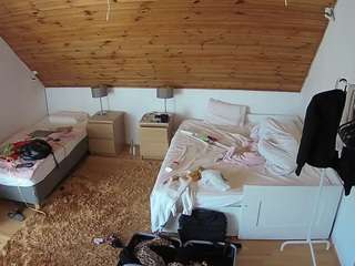 voyeurcam-julmodels-whitebed-2