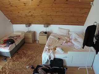 voyeurcam-julmodels-whitebed-2