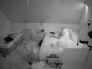 voyeurcam-julmodels-whitebed-2