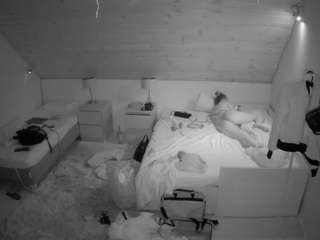 voyeurcam-julmodels-whitebed-2