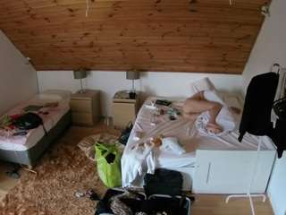 voyeurcam-julmodels-whitebed-2