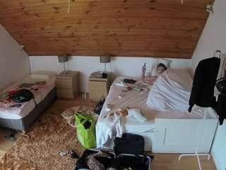 voyeurcam-julmodels-whitebed-2