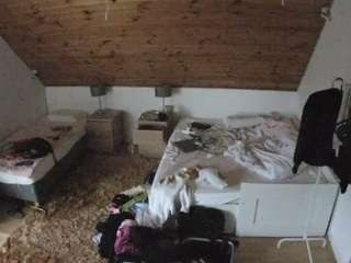 voyeurcam-julmodels-whitebed-2