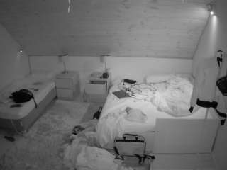voyeurcam-julmodels-whitebed-2