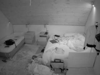voyeurcam-julmodels-whitebed-2