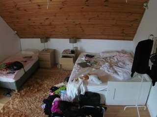 voyeurcam-julmodels-whitebed-2