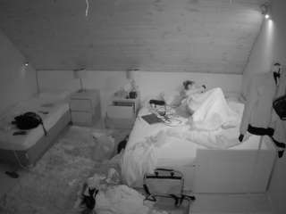 voyeurcam-julmodels-whitebed-2