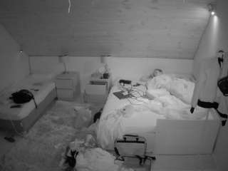 voyeurcam-julmodels-whitebed-2