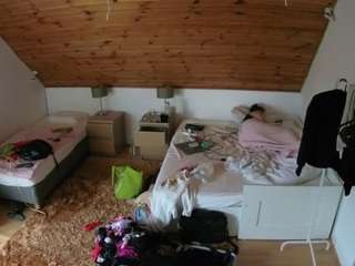 voyeurcam-julmodels-whitebed-2