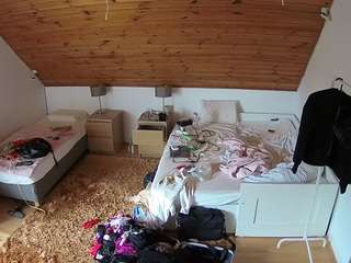 voyeurcam-julmodels-whitebed-2