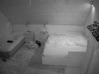voyeurcam-julmodels-whitebed-2
