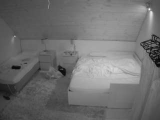 voyeurcam-julmodels-whitebed-2 camsoda