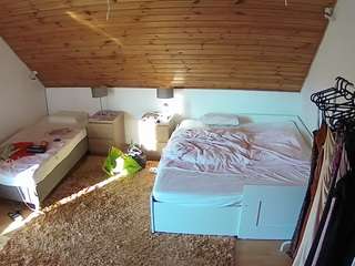voyeurcam-julmodels-whitebed-2 camsoda