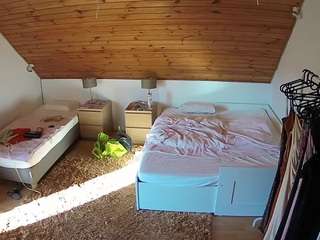 voyeurcam-julmodels-whitebed-2 camsoda