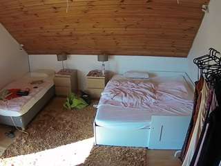 voyeurcam-julmodels-whitebed-2 camsoda
