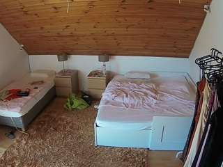 voyeurcam-julmodels-whitebed-2 camsoda