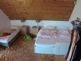 voyeurcam-julmodels-whitebed-2 camsoda