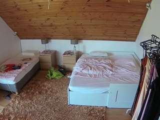 voyeurcam-julmodels-whitebed-2 camsoda