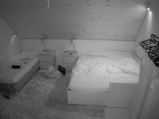 voyeurcam-julmodels-whitebed-2