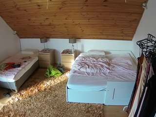 voyeurcam-julmodels-whitebed-2 camsoda