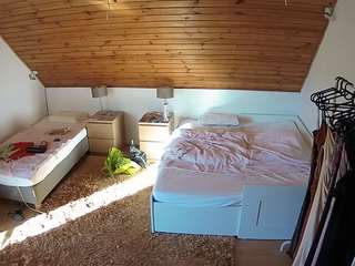 voyeurcam-julmodels-whitebed-2