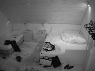 voyeurcam-julmodels-whitebed-2