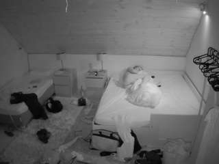 voyeurcam-julmodels-whitebed-2