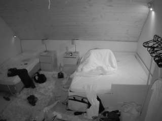 voyeurcam-julmodels-whitebed-2